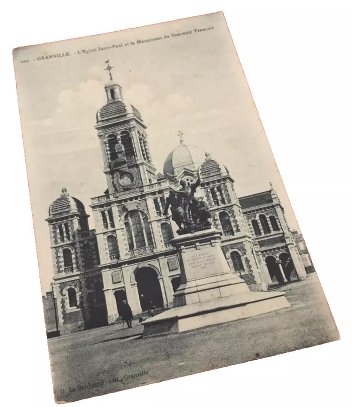 Carte postale ancienne Granville (Manche) L' Eglise Saint-Paul et le Monument du Souvenir Français