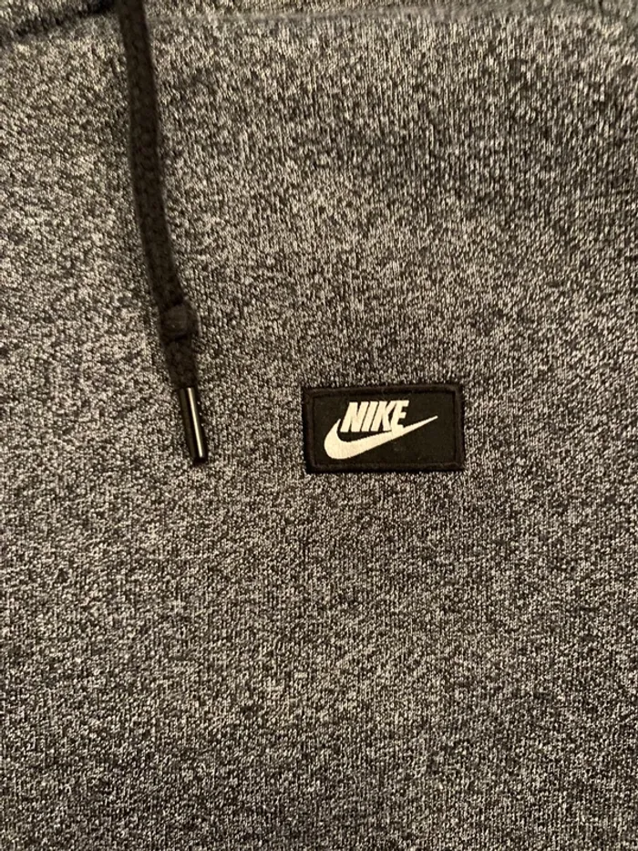 Sweat Nike capuche zippé – Taille M – Style sport & urbain – Comme neuf ! - photo numéro 3