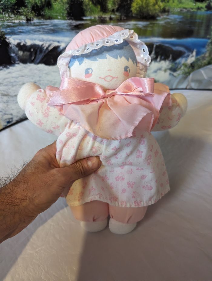 Poupée Fille Molletonnée Bonnet Nuit Ruban Roses Robe Fleurs Papillons Peluche Petits Enfants Bébés