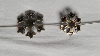 Collier fleurs en métal neuf