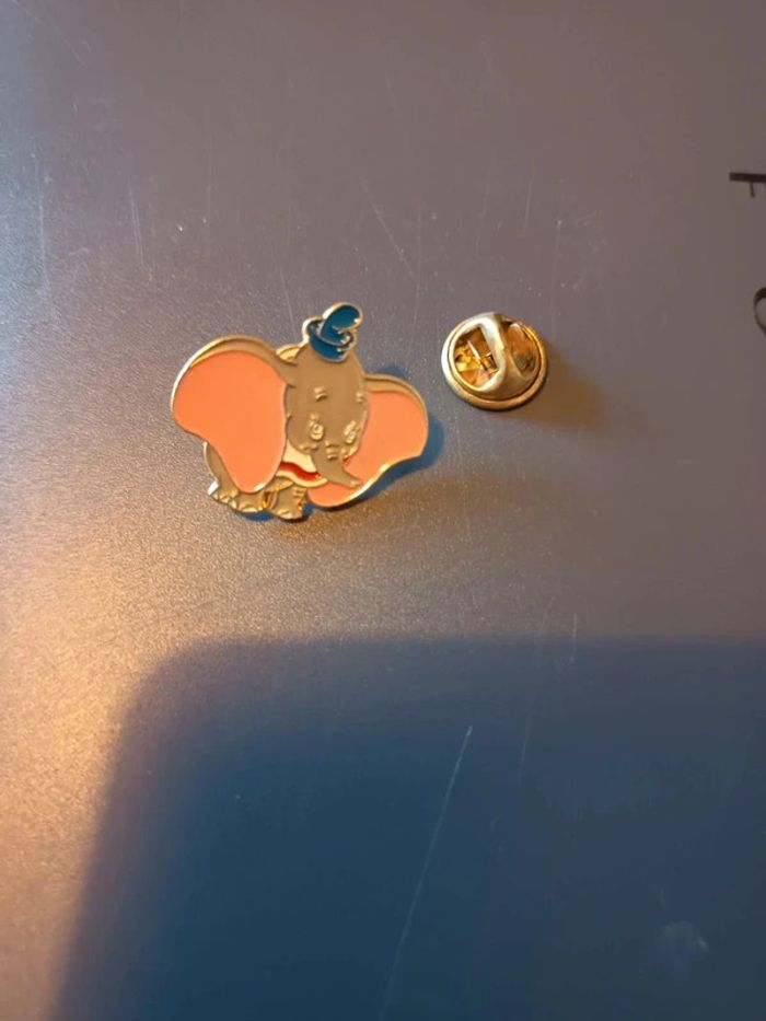 Pin's Dumbo 🐘 - photo numéro 2