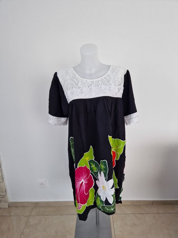 Robe polynésienne noire fleurie avec détail dentelle