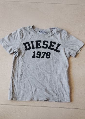 Tee shirt manches courtes gris logo noir taille 3/4 ans