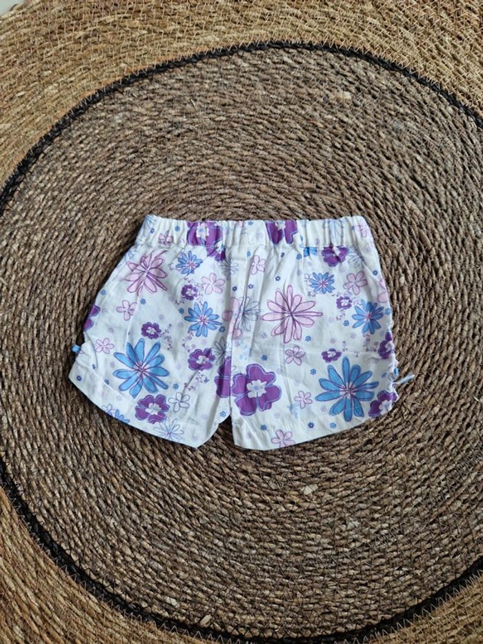 Joli short fleuris taille 6 mois - photo numéro 2