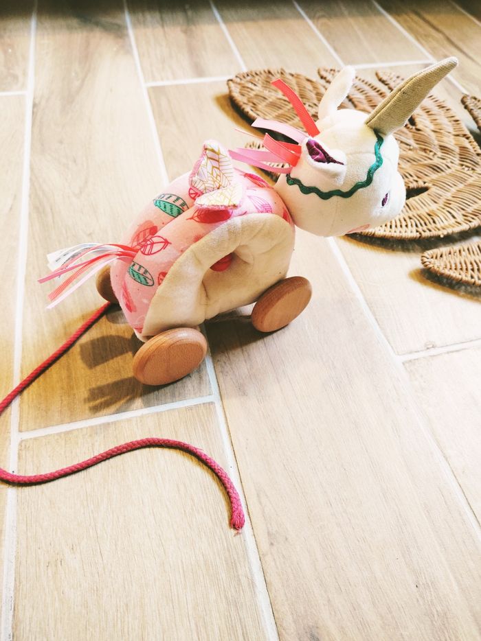 🦄Jouet à tirer Louise la Licorne en tissu et bois marque Lilliputiens - photo numéro 4