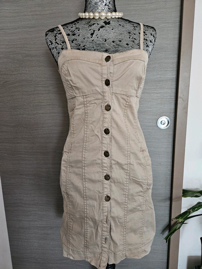 Robe beige à bretelle