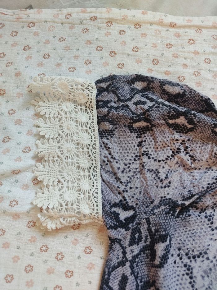 Blouse motif python et broderie - Taille 44 - Très bon état - photo numéro 4