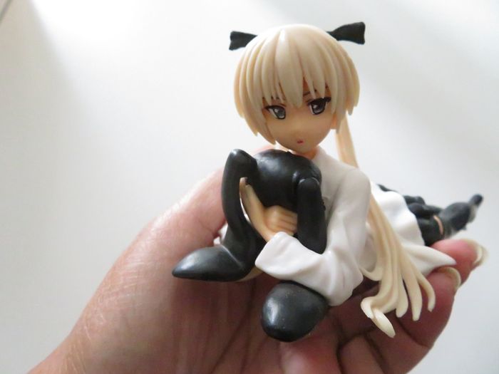 Figurine manga fille allongée avec sa peluche - photo numéro 4