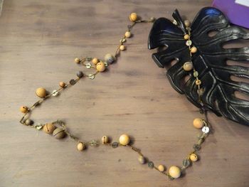 Collier sautoir avec perles de bois