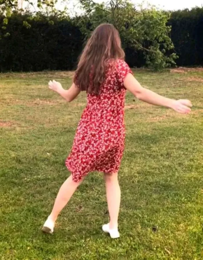 Superbe robe  de  créateur  (S) - photo numéro 2