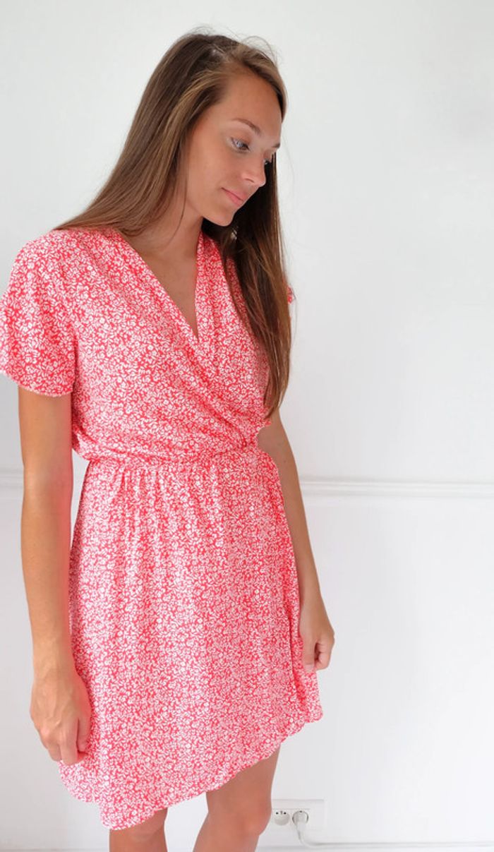 🌟 Robe rouge et blanche à fleurs - photo numéro 3