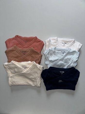 Lot naissance bébé 1 mois – bodies – Kiabi – bon état