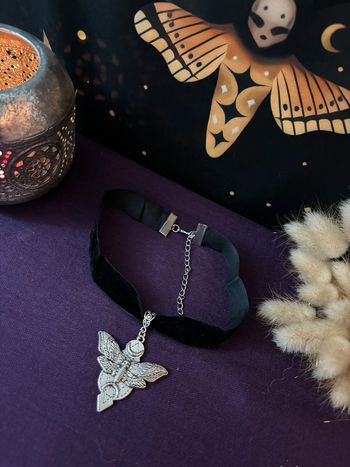 Ras-de-cou mystique avec papillon de nuit Sphinx et lunes