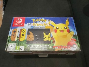 Carton de la console Nintendo Switch avec pokeball édition pokemon