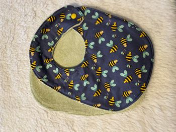 Bavoir amande abeille