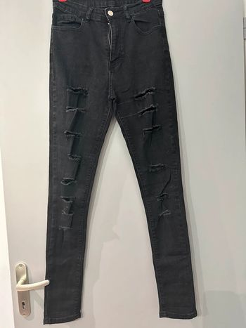 Jean a trou noir taille S shein