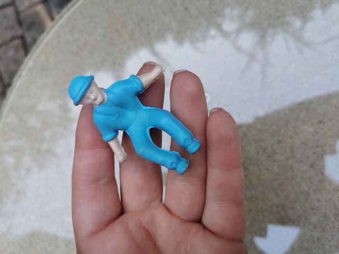 Figurine agriculteur assis en plastique - photo numéro 3