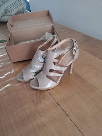 Sandales a talons BATA neuves