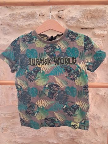 Tee shirt jurassic world 6 ans très bon état