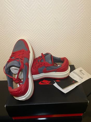 Air Jordan 1 Low rouge & gris – très bon état – boîte + ticket
