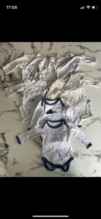 Lots bodies 1 mois + chaussons offert