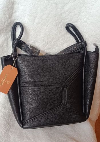 Sac bandoulière noir avec sa trousse laphrodite