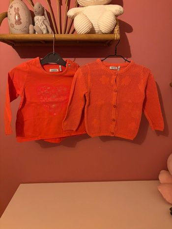 Gilet + t-shirt longues manches IKKS rouges 18M/80
