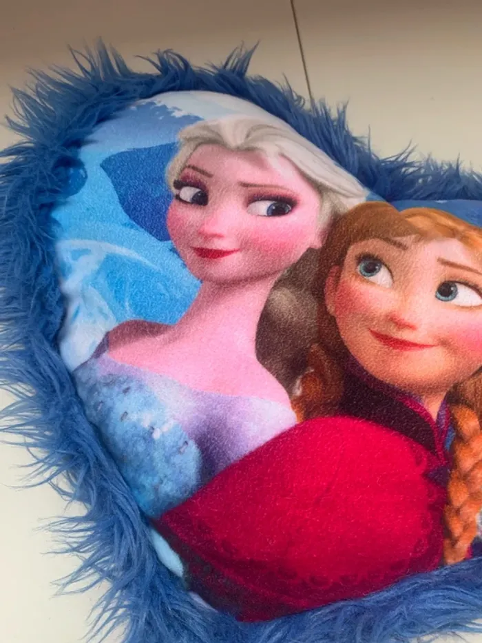 Reine des neiges coussin en forme de cœur - photo numéro 4