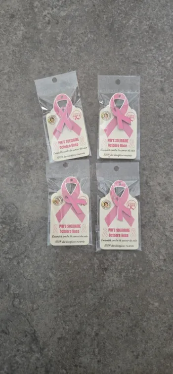 Pin's octobre rose neuf