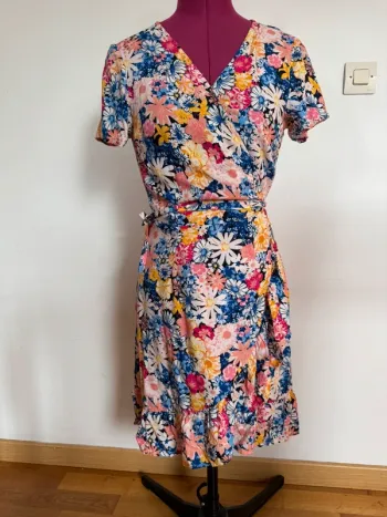 Magnifique robe portefeuille imprimée fleurs Kiabi taille 34