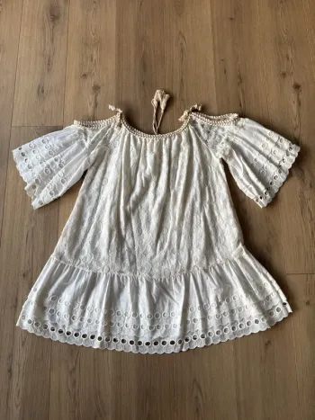 Robe courte femme dentelle avec ouverture épaules
