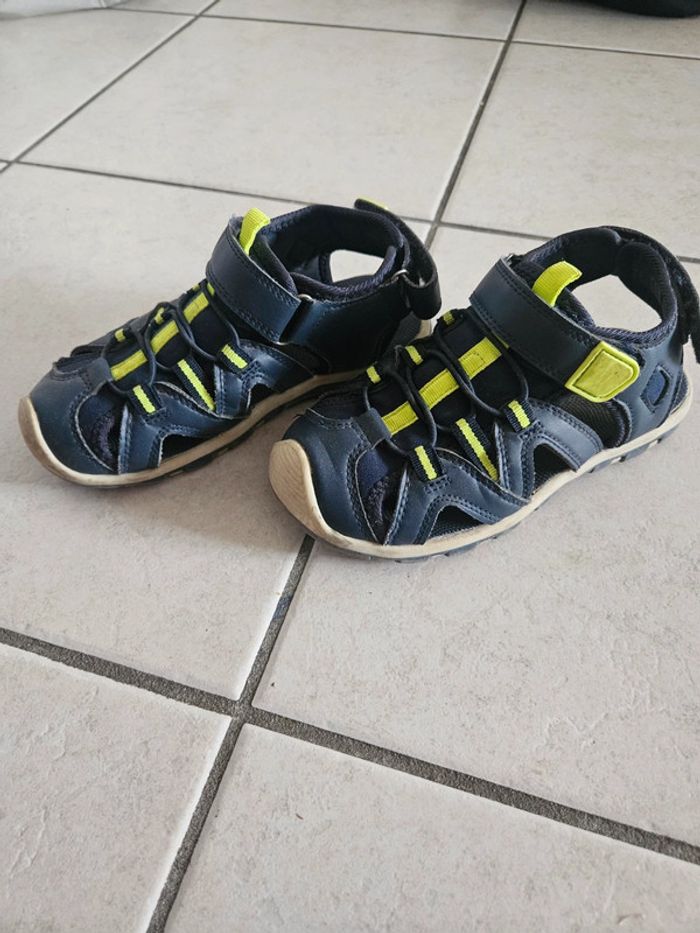 Scandales nu pied garçon 31 - photo numéro 2