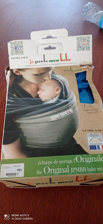 Écharpe de portage bleue avec poche rose