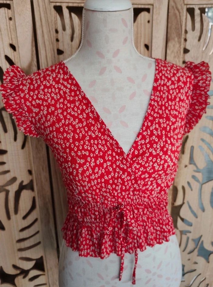 Top court fleuri rouge et blanc - Effet taille smockée et lien à nouer - Taille XS Bershka - photo numéro 2