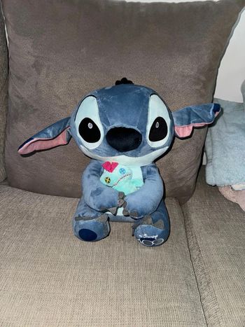 Peluche stitch avec son doudou Disney 100 ans