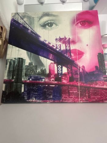 “Tableau déco moderne rose/violet – visage & skyline tendance