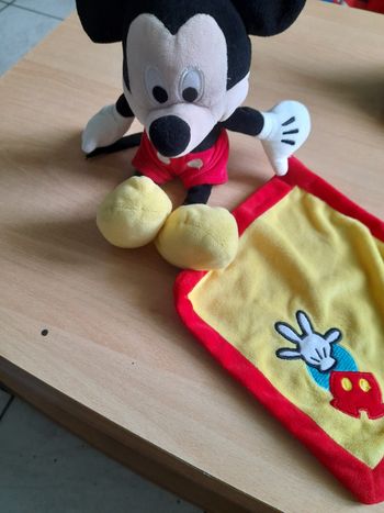 Doudou mickey mouchoir 