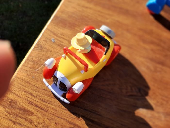 Voiture qui roule sans piles