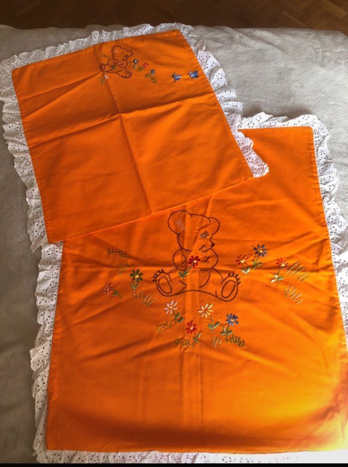 Joli dessus de berceau Vintage ( brodée main)