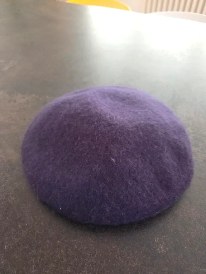 Béret en laine neuf avec étiquette couleur prune - photo numéro 3