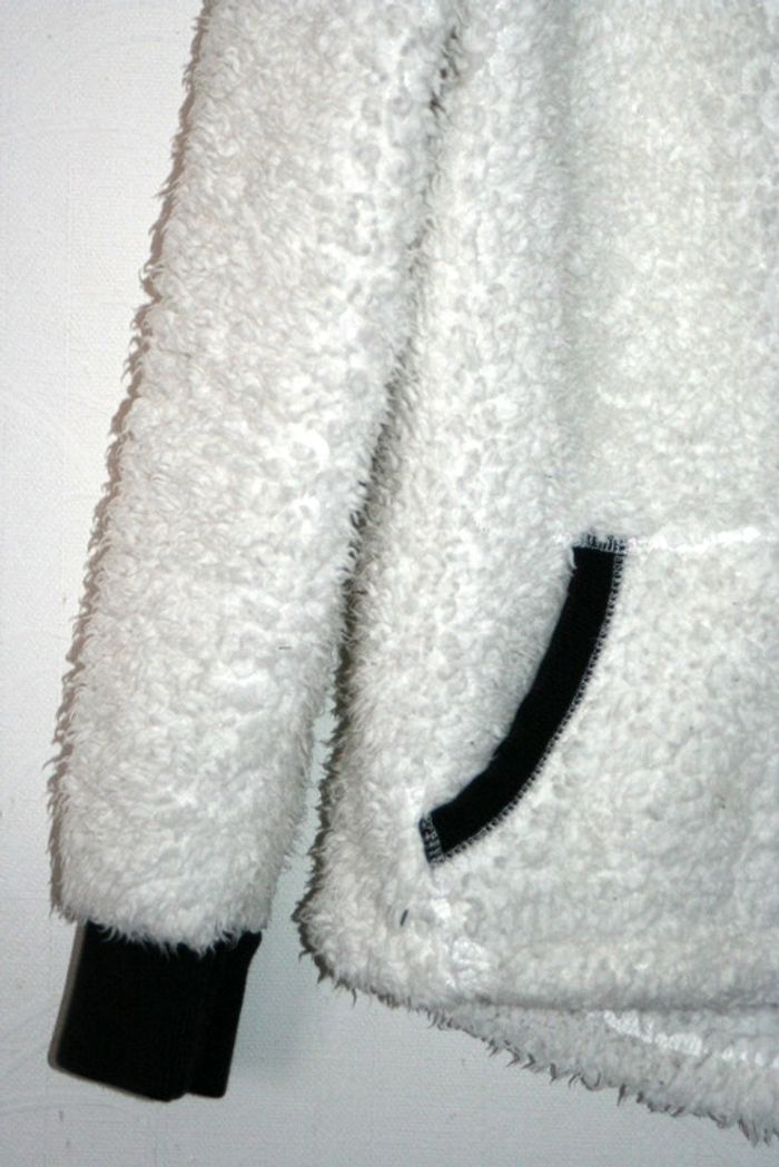 Gilet à capuche pilou pilou C&A taille 134/140 (9/10 ans) - photo numéro 2