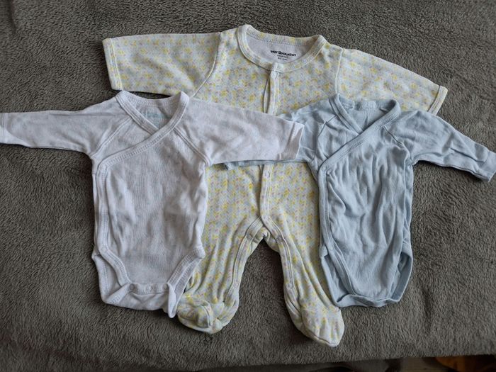 Lot 2 bodys + 1 pyjama naissance