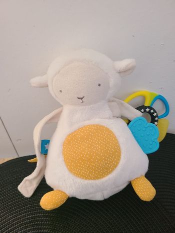 Doudou mouton blanc orange hochet TAPE A L'OEIL