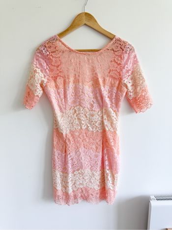Robe de soirée moulante rose abricot dentelle taille 40 L