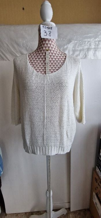Pull, léger,crème, en très très bon état, en acrylique, longueur 59cm