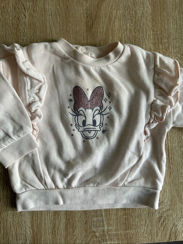Lot pull Disney et 1 veste obaibi - photo numéro 3