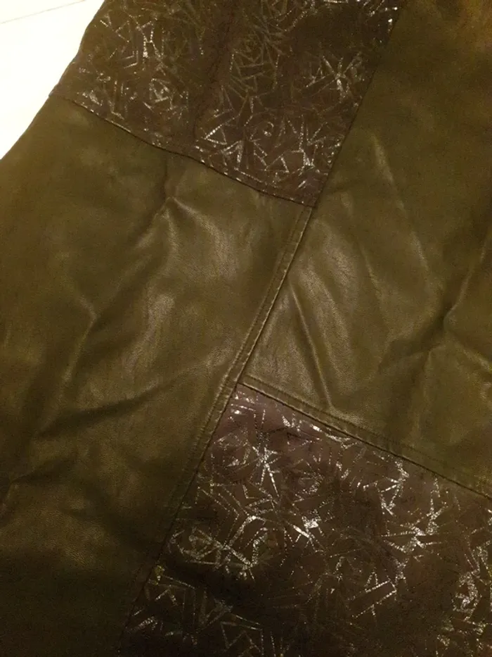Robe noire en cuir avec motifs - photo numéro 4