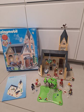 Eglise playmobil 4296 avec nombreux accessoires et personnages