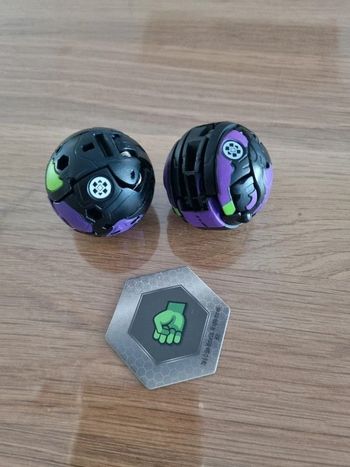 Lot de 2 bakugan et 1 aimant