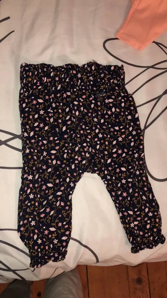 Pantalon fluide + tee-shirts - photo numéro 3
